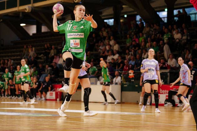 2. Alsco Handball Bundesliga Frauen - 3. Spieltag: Füchse Berlin - Rostocker Handball Club Leoni Baßiner (Füchse Berlin, 77) beim Sprungwurf am 12.09.2026 in der Sporthalle Charlottenburg, Berlin (Berlin) Berlin Sporthalle Charlottenburg Berlin Deutschland