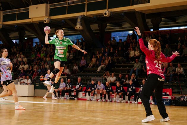 2. Alsco Handball Bundesliga Frauen - 3. Spieltag: Füchse Berlin - Rostocker Handball Club Leoni Baßiner (Füchse Berlin, 77) beim Sprungwurf gegen Ylva-Elin Tants (Rostocker Handball Club, 25) am 12.09.2026 in der Sporthalle Charlottenburg, Berlin (Berlin) Berlin Sporthalle Charlottenburg Berlin Deutschland