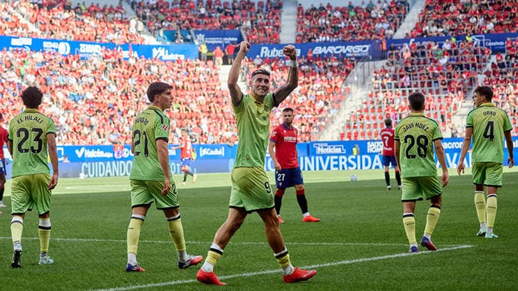LaLiga EASports 2026 27 CA Osasuna v RCD Espanyol Roberto Fernandez (9. ESP) celebrates his goal (0-2) during the LaLiga EA Sports match between CA Osasuna and RCD Espanyol played at El Sadar in Pamplona. Omar El Hilali (23. ESP) (L), Roger Hinojo (21. ESP), Inigo Arguibide (27. OSA), Javi Hernandez (28. ESP) and Urko Gonzalez de Zarate (4. ESP) (R) are also visible in the image. Credit: Inigo Alzugaray Agencia LOF Pamplona LaLiga EASports 2026 27 CA Osasuna v RCD Espanyol