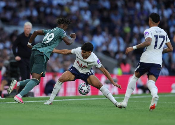 12th September 2026; Tottenham Hotspur Stadium, London, England; Premier League Football, Tottenham Hotspur versus Everton; Mateus Fernandes of Tottenham Hotspur challenges Tyrique George of Everton JohnxPatrickxFletcher