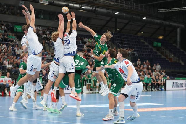 Handball, HBL2: SC DHfK Leipzig - VfL Lübeck-Schwartau; 12.09.2026 Blaer Hinriksson (24, SC DHfK Leipzig) wirft gegen den Abwehrblock. Handball, 2. Bundesliga, Saison 2026 2027, 3. Spieltag: SC DHfK Leipzig vs. VfL Lübeck-Schwartau am 12.09.2026 in der Quarterback Immobilien Arena Leipzig. Copyright: xBEAUTIFULxSPORTS JanxKaeferx