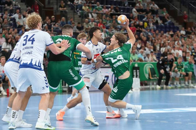 Handball, HBL2: SC DHfK Leipzig - VfL Lübeck-Schwartau; 12.09.2026 Blaer Hinriksson (24, SC DHfK Leipzig) wird von Lukas Kingsley Emdorf (73, Lübeck-Schwartau) zu Boden gerissen. Handball, 2. Bundesliga, Saison 2026 2027, 3. Spieltag: SC DHfK Leipzig vs. VfL Lübeck-Schwartau am 12.09.2026 in der Quarterback Immobilien Arena Leipzig. Copyright: xBEAUTIFULxSPORTS JanxKaeferx