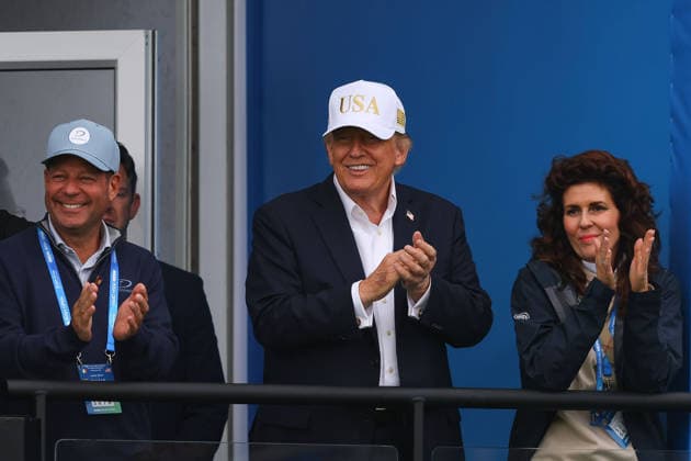 2026 Amgen Irish Open - Third Round, Trump International Golf Links, Doonbeg 12 9 2026 President of the United States of America Donald Trump acknowledges Rory McIlroy after finishing his round on the eighteenth Donald Trump acknowledges Rory McIlroy after finishing his round on the eighteenth 12 9 2026  Copyright: xx BB3_7444