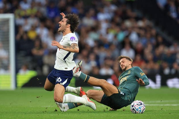 Tottenham Hotspur v Everton, Premier League Everton Midfielder Kiernan Dewsbury-Hall (8) tackles Tottenham Hotspur Midfielder Sandro Tonali (16) during the Premier League match between Tottenham Hotspur and Everton at Tottenham Hotspur Stadium, London, UK on 12 September 2026. London Tottenham Hotspur Stadium London UK Editorial use only DataCo restrictions apply See www.football-dataco.com , Copyright: xChrisxFoxwellx PSI-24863-0059