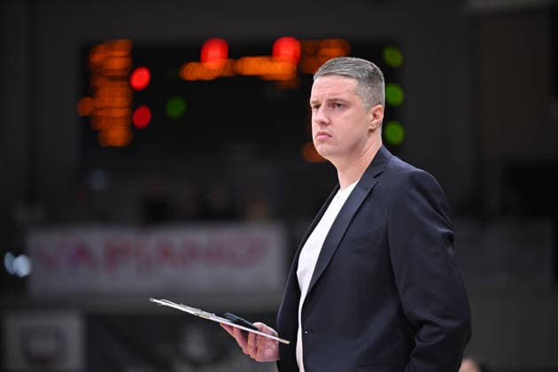 BG Göttingen - SYNTAINICS MBC 12.09.2026, Göttingen: Basketball: BBL Pokal, BG Göttingen - SYNTAINICS MBC, 1. Runde, Sparkassen-Arena. Head Coach Martins Gulbis (BG Göttingen) steht am Spielfeldrand. Göttingen Niedersachsen Deutschland