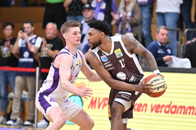 BG Göttingen - SYNTAINICS MBC 12.09.2026, Göttingen: Basketball: BBL Pokal, BG Göttingen - SYNTAINICS MBC, 1. Runde, Sparkassen-Arena. Anthony Gaines (r, SYNTAINICS MBC) dribbelt gegen Daniel Kirchner (l, BG Göttingen). Göttingen Niedersachsen Deutschland