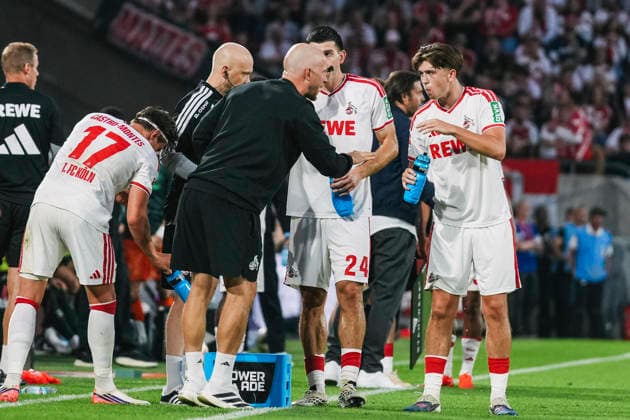 12.09.2026, xjmrgnx, Fussball 1.Bundesliga, 1.FC Koeln - SV Werder Bremen v.l. Chef-Trainer Rene Wagner (Koeln) gibt Luka Lochoshvili (24, Koeln) und Mikey Moore (47, Koeln) Anweisungen an der Seitenlinie (DFL DFB REGULATIONS PROHIBIT ANY USE OF PHOTOGRAPHS as IMAGE SEQUENCES and or QUASI-VIDEO) Koeln *** September 12, 2026, xjmrgnx, Soccer, Bundesliga 1, 1. FC Köln vs. SV Werder Bremen: Head Coach René Wagner of Köln gives Luka Lochoshvili, 24, Cologne, and Mikey Moore (47), Cologne, instructions on the sideline. DFL and DFB regulations prohibit any use of photographs as image sequences and or quasi-video. Cologne