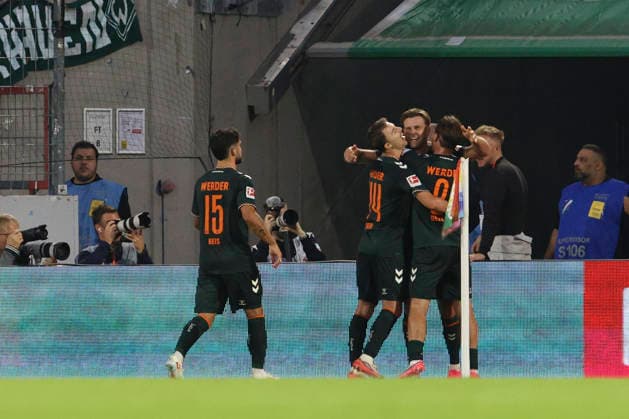 Niclas Fuellkrug (SV Werder Bremen) Torjubel,jubelt mit seiner Mannschaft nach dem Treffer zum 1:1 waehrend des Spiels der 1. Bundesliga zwischen 1. FC Koeln und SV Werder Bremen, RheinEnergieStadion am 12. September 2026 in Koeln, Deutschland. (Foto von Oliver Kaelke DeFodi Images) +++ Niclas Fuellkrug (SV Werder Bremen) celebrates after scoring his team s first goal with teammates during the Bundesliga match between 1. FC Koeln and SV Werder Bremen at RheinEnergieStadion on September 12, 2026 in Cologne, Germany. (Photo by Oliver Kaelke DeFodi Images) DFB DFL REGULATIONS PROHIBIT ANY USE OF PHOTOGRAPHS AS IMAGE SEQUENCES AND OR QUASI-VIDEO. (Photo by Oliver Kaelke DeFodi Images) - *** Niclas Fuellkrug of SV Werder Bremen celebrates the goal with his teammates after scoring the 1-1 equalizer during the Bundesliga match between 1. FC Köln and SV Werder Bremen at the RheinEnergieStadion on September 12, 2026, in Cologne, Germany. Photo by Oliver Kaelke, DeFodi Images. Niclas Fuellkrug of SV Werder Bremen celebrates after scoring his team’s first goal with teammates during the Bundesliga match between 1. FC Köln and SV Werder Bremen at RheinEnergieStadion on September 12, 2026 in Cologne, Germany. Photo by Oliver Kaelke, DeFodi Images. DFB and DFL regulations prohibit any use of photographs as image sequences and or quasi-video. Photo by Oliver Kaelke, DeFodi Images.
