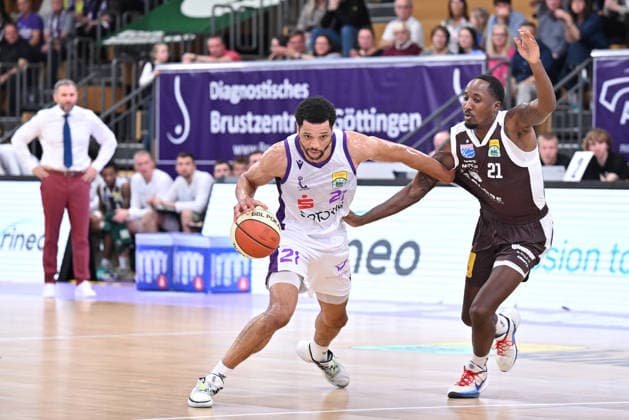 BG Göttingen - SYNTAINICS MBC 12.09.2026, Göttingen: Basketball: BBL Pokal, BG Göttingen - SYNTAINICS MBC, 1. Runde, Sparkassen-Arena. Zach Jackson (l, BG Göttingen) dribbelt gegen Kris Clyburn (r, SYNTAINICS MBC). Göttingen Niedersachsen Deutschland