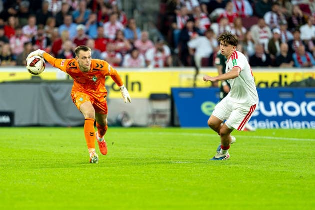 Karl Hein (SV Werder Bremen, 01) wirft vor dem anlaufenden Mikey Moore (1.FC Koeln, 47) ab 1.FC Köln vs. SV Werder Bremen, Fussball, Bundesliga, 3.Spieltag, Saison 2026 27, 12.09.2026, DFL REGULATIONS PROHIBIT ANY USE OF PHOTOGRAPHS AS IMAGE SEQUENCES AND OR QUASI-VIDEO, 1.FC Köln vs. SV Werder Bremen, Fussball, Bundesliga, 3.Spieltag, Saison 2026 27, 12.09.2026 Köln *** Karl Hein of SV Werder Bremen (No. 01) passes the ball past Mikey Moore of 1. FC Köln (No. 47) during the match between 1. FC Köln and SV Werder Bremen, soccer, Bundesliga, Matchday 3, 2026–27 season, September 12, 2026, DFL regulations prohibit any use of photographs as image sequences and or quasi-video, 1 FC Köln vs. SV Werder Bremen, Soccer, Bundesliga, Matchday 3, 2026–27 Season, September 12, 2026, Cologne Copyright: xEibner-Pressefoto LukasxBaldygax EP_LBA