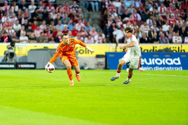 Karl Hein (SV Werder Bremen, 01) wirft vor dem anlaufenden Mikey Moore (1.FC Koeln, 47) ab 1.FC Köln vs. SV Werder Bremen, Fussball, Bundesliga, 3.Spieltag, Saison 2026 27, 12.09.2026, DFL REGULATIONS PROHIBIT ANY USE OF PHOTOGRAPHS AS IMAGE SEQUENCES AND OR QUASI-VIDEO, 1.FC Köln vs. SV Werder Bremen, Fussball, Bundesliga, 3.Spieltag, Saison 2026 27, 12.09.2026 Köln *** Karl Hein of SV Werder Bremen (No. 01) passes the ball past Mikey Moore of 1. FC Köln (No. 47) during the match between 1. FC Köln and SV Werder Bremen, soccer, Bundesliga, Matchday 3, 2026–27 season, September 12, 2026, DFL regulations prohibit any use of photographs as image sequences and or quasi-video, 1 FC Köln vs. SV Werder Bremen, Soccer, Bundesliga, Matchday 3, 2026–27 Season, September 12, 2026, Cologne Copyright: xEibner-Pressefoto LukasxBaldygax EP_LBA