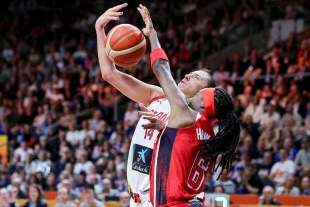 Raquel Carrera (Spain) und Rhyne Howard (USA) battle for the ball during the FIBA Women s Basketball World Cup Germany 2026 semifinal match between Spain and United States at Berlin Arena on September 12, 2026 in Berlin, Germany. (Photo by Marco Steinbrenner DeFodi Images) -