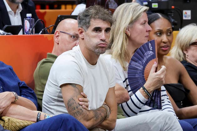 Javier Martinez (ehemaliger Fussball-Profi des FC Bayern Muenchen) looks dejected during the FIBA Women s Basketball World Cup Germany 2026 semifinal match between Spain and United States at Berlin Arena on September 12, 2026 in Berlin, Germany. (Photo by Marco Steinbrenner DeFodi Images) -