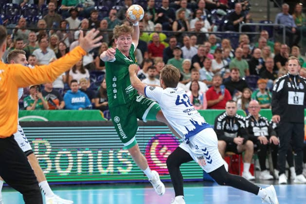 Handball, HBL2: SC DHfK Leipzig - VfL Lübeck-Schwartau; 12.09.2026 Finn Schroven (19, SC DHfK Leipzig) wird von Einar Nickelsen (42, Lübeck-Schwartau) attackert. Handball, 2. Bundesliga, Saison 2026 2027, 3. Spieltag: SC DHfK Leipzig vs. VfL Lübeck-Schwartau am 12.09.2026 in der Quarterback Immobilien Arena Leipzig. Copyright: xBEAUTIFULxSPORTS JanxKaeferx