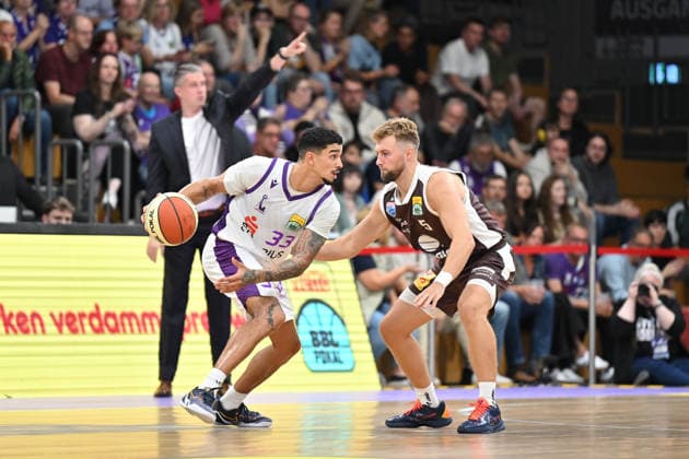BG Göttingen - SYNTAINICS MBC 12.09.2026, Göttingen: Basketball: BBL Pokal, BG Göttingen - SYNTAINICS MBC, 1. Runde, Sparkassen-Arena. Tai Bibbs (l, BG Göttingen) dribbelt gegen Sean Flood (r, SYNTAINICS MBC). Göttingen Niedersachsen Deutschland