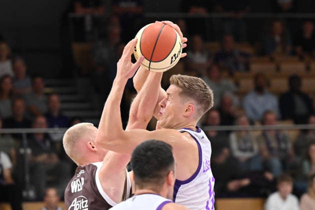 BG Göttingen - SYNTAINICS MBC 12.09.2026, Göttingen: Basketball: BBL Pokal, BG Göttingen - SYNTAINICS MBC, 1. Runde, Sparkassen-Arena. Robin Lodders (r, BG Göttingen) kämpft mit Collin Welp (l, SYNTAINICS MBC) um den Ball. Göttingen Niedersachsen Deutschland