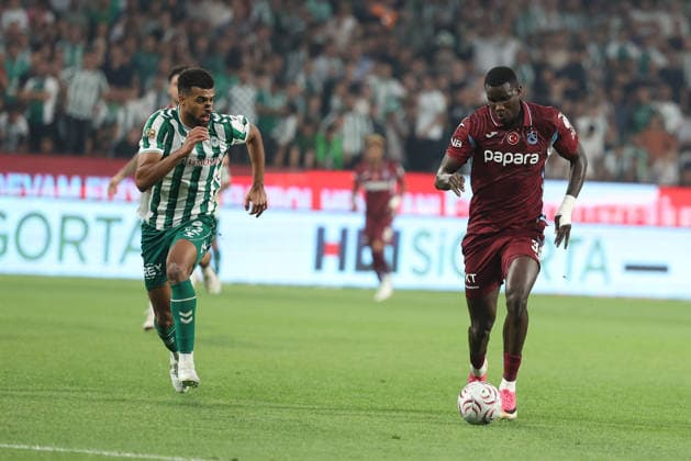 KONYA, TURKEY - SEPTEMBER 12: Rayyan Baniya (L) of Konyaspor and Paul Onuachu (R) of Trabzonspor battle for the ball during the Turkish Super League 2026 27 match between Konyaspor and Trabzonspor at Medas Konya Buyuksehir Stadium on September 12, 2026 in Konya, Turkey. Konya Turkey Copyright: xSeskimphotox Konya-Trabzon-1209 (7)