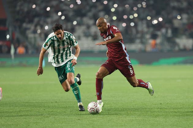 KONYA, TURKEY - SEPTEMBER 12: Marko Jevtovic (8) of Konyaspor and Fabio Henrique Tavares ( Fabinho ) (6) of Trabzonspor battle for the ball during the Turkish Super League 2026 27 match between Konyaspor and Trabzonspor at Medas Konya Buyuksehir Stadium on September 12, 2026 in Konya, Turkey. Konya Turkey Copyright: xSeskimphotox Konya-Trabzon-1209 (12)