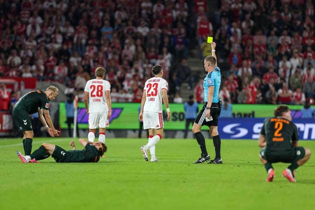 12.09.2026, GER, Fussball, Herren, Bundesliga , Saison 2026 2027, 1. FC Köln - SV Werder bremen Paul Okon-Engstler (Köln) erhält die gelbe Karte von Schiedsrichter Florian Exner Köln RheinEnergieSTADION Nordrhein-Westfalen Deutschland *** September 12, 2026, GER, Soccer, Men s, Bundesliga, 2026–2027 Season, 1. FC Köln vs. SV Werder Bremen, Paul Okon Engstler; Köln receives a yellow card from referee Florian Exner; Köln RheinEnergieSTADION, North Rhine-Westphalia, Germany Copyright: xAdrianxSchlüterx