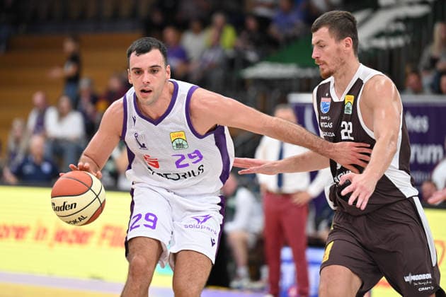 BG Göttingen - SYNTAINICS MBC 12.09.2026, Göttingen: Basketball: BBL Pokal, BG Göttingen - SYNTAINICS MBC, 1. Runde, Sparkassen-Arena. Omar Pajic (l, BG Göttingen) dribbelt gegen Borisa Simanic (r, SYNTAINICS MBC). Göttingen Niedersachsen Deutschland
