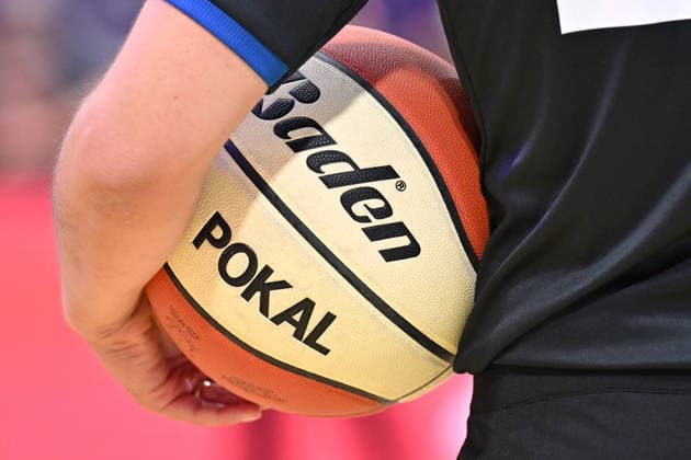 BG Göttingen - SYNTAINICS MBC 12.09.2026, Göttingen: Basketball: BBL Pokal, BG Göttingen - SYNTAINICS MBC, 1. Runde, Sparkassen-Arena. Ein Basketball mit der Aufschrift POKAL wird gehalten. Foto: Swen Pförtner Göttingen Niedersachsen Deutschland