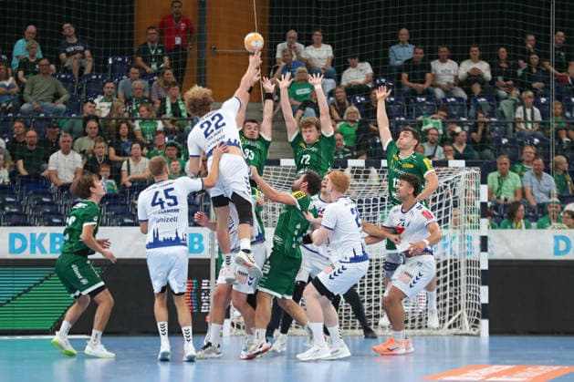 Handball, HBL2: SC DHfK Leipzig - VfL Lübeck-Schwartau; 12.09.2026 Luka Rogan (33, SC DHfK Leipzig), Tim Hertzfeld (72, SC DHfK Leipzig) und Matej Klima (13, SC DHfK Leipzig) versuchen als Abwehrblock, den Wurf von Magnus Holpert (22, Lübeck-Schwartau) abzufangen. Handball, 2. Bundesliga, Saison 2026 2027, 3. Spieltag: SC DHfK Leipzig vs. VfL Lübeck-Schwartau am 12.09.2026 in der Quarterback Immobilien Arena Leipzig. Copyright: xBEAUTIFULxSPORTS JanxKaeferx