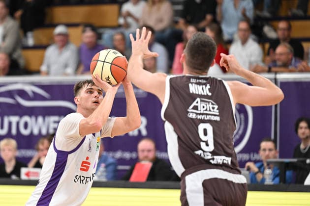 BG Göttingen - SYNTAINICS MBC 12.09.2026, Göttingen: Basketball: BBL Pokal, BG Göttingen - SYNTAINICS MBC, 1. Runde, Sparkassen-Arena. Radvilas Kneizys (l, BG Göttingen) wirft über den verteidigenden Kresimir Nikic (r, SYNTAINICS MBC). Göttingen Niedersachsen Deutschland