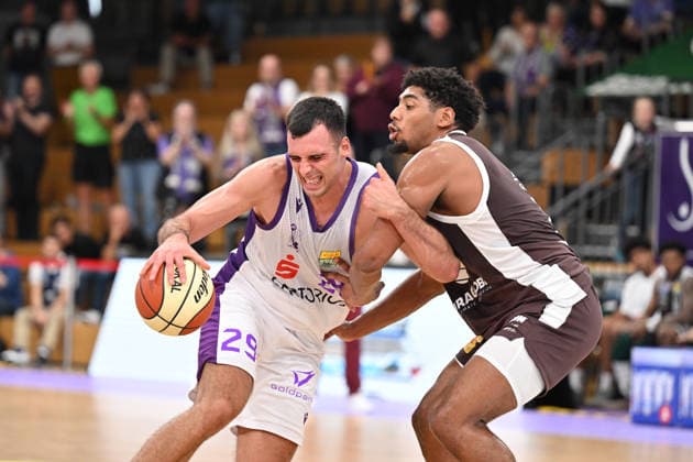 BG Göttingen - SYNTAINICS MBC 12.09.2026, Göttingen: Basketball: BBL Pokal, BG Göttingen - SYNTAINICS MBC, 1. Runde, Sparkassen-Arena. Omar Pajic (l, BG Göttingen) dribbelt unter Bedrängnis von Kostja Mushidi (r, SYNTAINICS MBC). Göttingen Niedersachsen Deutschland