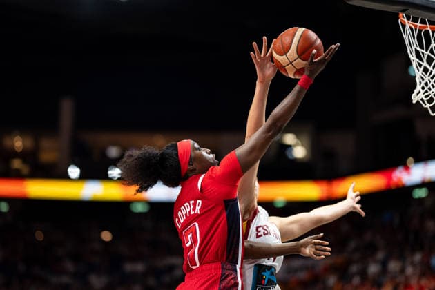 Kahleah Copper (USA, 07) beim Korbleger, Raquel Carrera (Spanien, 14), GER, Spanien vs. USA, Basketball, FIBA Women s World Cup 2026, Halbfinale, 12.09.2026 GER, Spanien vs. USA, Basketball, FIBA Women s World Cup 2026, Halbfinale, 12.09.2026 Berlin Copyright: xEibner-Pressefoto MaxxVincenx EP_MVN