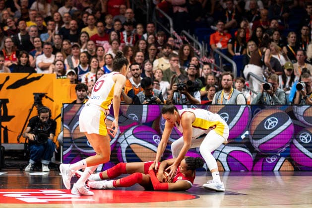 Napheesa Collier (USA, 11) im Zweikampf, Kampf um den Ball mit Raquel Carrera (Spanien, 14), Maria Conde (Spanien, 10), GER, Spanien vs. USA, Basketball, FIBA Women s World Cup 2026, Halbfinale, 12.09.2026 GER, Spanien vs. USA, Basketball, FIBA Women s World Cup 2026, Halbfinale, 12.09.2026 Berlin Copyright: xEibner-Pressefoto MaxxVincenx EP_MVN