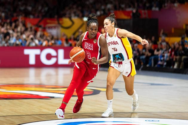 Chelsea Gray (USA, 08) im Dribbling gegen Maria Conde (Spanien, 10), GER, Spanien vs. USA, Basketball, FIBA Women s World Cup 2026, Halbfinale, 12.09.2026 GER, Spanien vs. USA, Basketball, FIBA Women s World Cup 2026, Halbfinale, 12.09.2026 Berlin Copyright: xEibner-Pressefoto MaxxVincenx EP_MVN