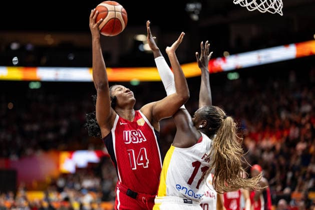 Aliyah Boston (USA, 14) beim Korbleger, Awa Fam (Spanien, 11), GER, Spanien vs. USA, Basketball, FIBA Women s World Cup 2026, Halbfinale, 12.09.2026 GER, Spanien vs. USA, Basketball, FIBA Women s World Cup 2026, Halbfinale, 12.09.2026 Berlin Copyright: xEibner-Pressefoto MaxxVincenx EP_MVN