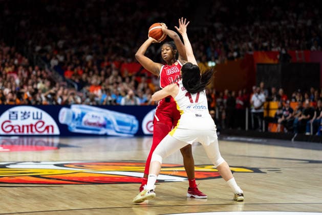 Aliyah Boston (USA, 14) am Ball, Megan Gustafson (Spanien, 17), GER, Spanien vs. USA, Basketball, FIBA Women s World Cup 2026, Halbfinale, 12.09.2026 GER, Spanien vs. USA, Basketball, FIBA Women s World Cup 2026, Halbfinale, 12.09.2026 Berlin Copyright: xEibner-Pressefoto MaxxVincenx EP_MVN