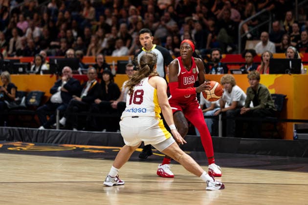 Rhyne Howard (USA, 06) am Ball, Alicia Florez (Spanien, 18), GER, Spanien vs. USA, Basketball, FIBA Women s World Cup 2026, Halbfinale, 12.09.2026 GER, Spanien vs. USA, Basketball, FIBA Women s World Cup 2026, Halbfinale, 12.09.2026 Berlin Copyright: xEibner-Pressefoto MaxxVincenx EP_MVN