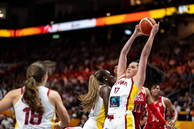 Megan Gustafson (Spanien, 17) beim Rebound, GER, Spanien vs. USA, Basketball, FIBA Women s World Cup 2026, Halbfinale, 12.09.2026 GER, Spanien vs. USA, Basketball, FIBA Women s World Cup 2026, Halbfinale, 12.09.2026 Berlin Copyright: xEibner-Pressefoto MaxxVincenx EP_MVN