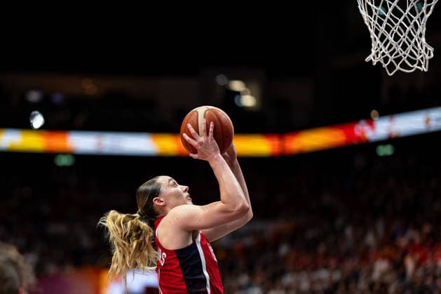 Paige Bueckers (USA, 04) beim Korbleger, GER, Spanien vs. USA, Basketball, FIBA Women s World Cup 2026, Halbfinale, 12.09.2026 GER, Spanien vs. USA, Basketball, FIBA Women s World Cup 2026, Halbfinale, 12.09.2026 Berlin Copyright: xEibner-Pressefoto MaxxVincenx EP_MVN