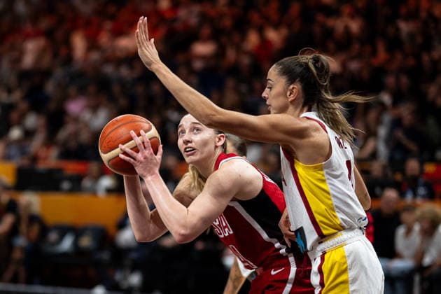 Paige Bueckers (USA, 04) am Ball, Mariona Ortiz (Spanien, 04), GER, Spanien vs. USA, Basketball, FIBA Women s World Cup 2026, Halbfinale, 12.09.2026 GER, Spanien vs. USA, Basketball, FIBA Women s World Cup 2026, Halbfinale, 12.09.2026 Berlin Copyright: xEibner-Pressefoto MaxxVincenx EP_MVN