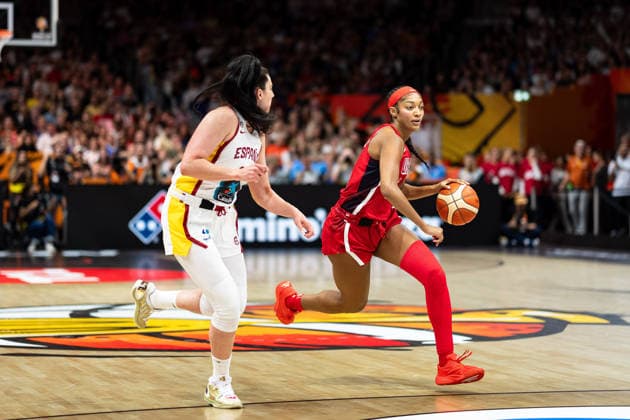 Angel Reese (USA, 15) im Dribbling, Megan Gustafson (Spanien, 17), GER, Spanien vs. USA, Basketball, FIBA Women s World Cup 2026, Halbfinale, 12.09.2026 GER, Spanien vs. USA, Basketball, FIBA Women s World Cup 2026, Halbfinale, 12.09.2026 Berlin Copyright: xEibner-Pressefoto MaxxVincenx EP_MVN
