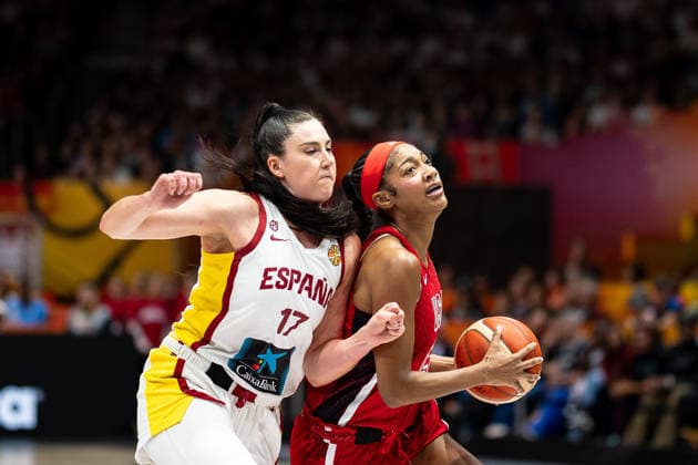 Megan Gustafson (Spanien, 17) Foul an Angel Reese (USA, 15), GER, Spanien vs. USA, Basketball, FIBA Women s World Cup 2026, Halbfinale, 12.09.2026 GER, Spanien vs. USA, Basketball, FIBA Women s World Cup 2026, Halbfinale, 12.09.2026 Berlin Copyright: xEibner-Pressefoto MaxxVincenx EP_MVN