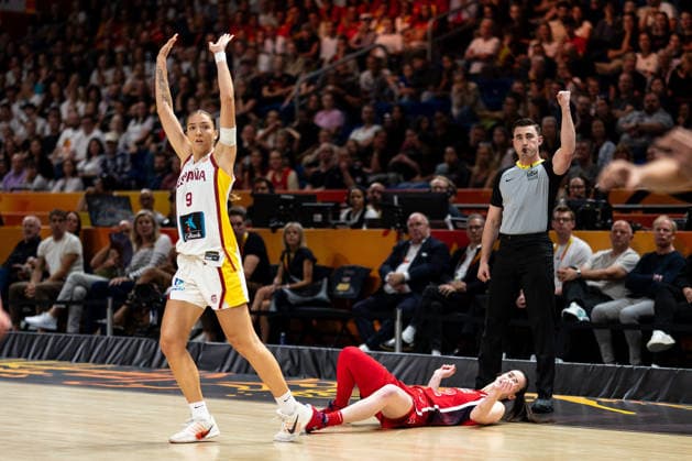 Caitlin Clark (USA, 12) am Boden, Helena Pueyo (Spanien, 09), GER, Spanien vs. USA, Basketball, FIBA Women s World Cup 2026, Halbfinale, 12.09.2026 GER, Spanien vs. USA, Basketball, FIBA Women s World Cup 2026, Halbfinale, 12.09.2026 Berlin Copyright: xEibner-Pressefoto MaxxVincenx EP_MVN