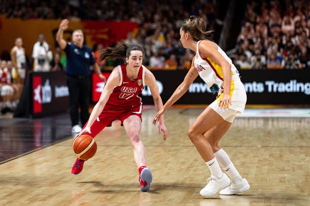 Caitlin Clark (USA, 12) im Dribbling, Mariona Ortiz (Spanien, 04), GER, Spanien vs. USA, Basketball, FIBA Women s World Cup 2026, Halbfinale, 12.09.2026 GER, Spanien vs. USA, Basketball, FIBA Women s World Cup 2026, Halbfinale, 12.09.2026 Berlin Copyright: xEibner-Pressefoto MaxxVincenx EP_MVN