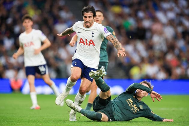 Tottenham Hotspur v Everton, Premier League Everton Midfielder James Garner (37) tackles Tottenham Hotspur Midfielder Sandro Tonali (16) during the Premier League match between Tottenham Hotspur and Everton at Tottenham Hotspur Stadium, London, UK on 12 September 2026. London Tottenham Hotspur Stadium London UK Editorial use only DataCo restrictions apply See www.football-dataco.com , Copyright: xChrisxFoxwellx PSI-24863-0086