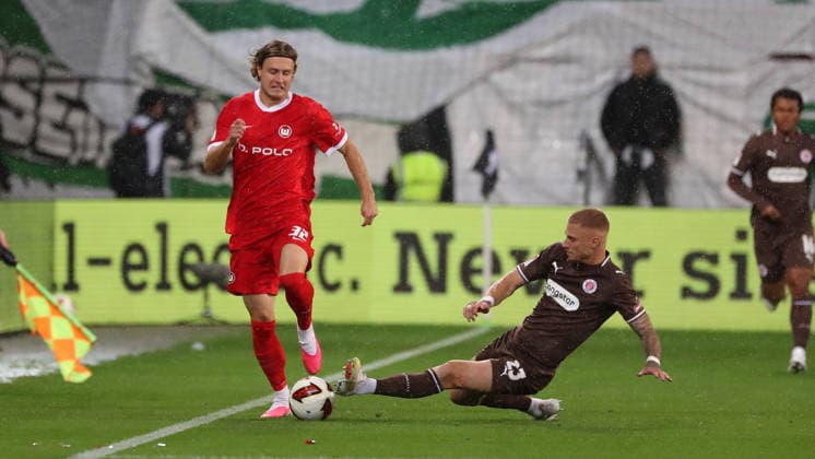 St. Pauli vs. VfL, 2. BL Hamburg, 12.09.2026, Fußball, Herren, Saison 2026 2027, 2. BL, FC St. Pauli vs. VfL Wolfsburg: Mattias Svanberg (VfL Wolfsburg), Louis Oppie (St. Pauli) (DFL DFB REGULATIONS PROHIBIT ANY USE OF PHOTOGRAPHS as IMAGE SEQUENCES and or QUASI-VIDEO) Deutschland *** St. Pauli vs. VfL, Bundesliga 2, Hamburg, September 12, 2026, Soccer, Men s, 2026–2027 Season, 2nd Bundesliga, FC St. Pauli vs. VfL Wolfsburg, Mattias Svanberg (VfL Wolfsburg), Louis Oppie (St. Pauli). DFL and DFB regulations prohibit any use of photographs as image sequences and or quasi-video. Germany