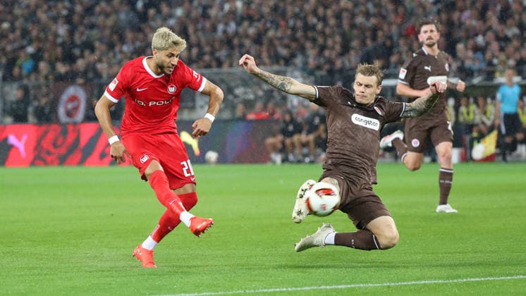 St. Pauli vs. VfL, 2. BL Hamburg, 12.09.2026, Fußball, Herren, Saison 2026 2027, 2. BL, FC St. Pauli vs. VfL Wolfsburg: Muhammed Damar (VfL Wolfsburg), Eric Smith (St. Pauli) (DFL DFB REGULATIONS PROHIBIT ANY USE OF PHOTOGRAPHS as IMAGE SEQUENCES and or QUASI-VIDEO) Deutschland *** St. Pauli vs. VfL, Bundesliga 2, Hamburg, September 12, 2026, Soccer, Men s, 2026–2027 Season, 2nd Bundesliga, FC St. Pauli vs. VfL Wolfsburg, Muhammed Damar (VfL Wolfsburg), Eric Smith (St. Pauli). DFL and DFB regulations prohibit any use of photographs as image sequences and or quasi-video. Germany