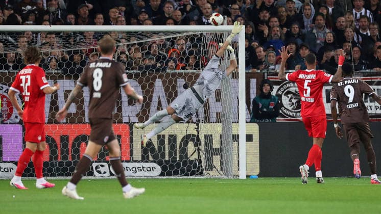 St. Pauli vs. VfL, 2. BL Hamburg, 12.09.2026, Fußball, Herren, Saison 2026 2027, 2. BL, FC St. Pauli vs. VfL Wolfsburg: Torwart Jakub Zielinski (VfL Wolfsburg) (DFL DFB REGULATIONS PROHIBIT ANY USE OF PHOTOGRAPHS as IMAGE SEQUENCES and or QUASI-VIDEO) Deutschland *** St. Pauli vs. VfL, Bundesliga 2, Hamburg, September 12, 2026, Soccer, Men s, 2026–2027 Season, 2nd Bundesliga, FC St. Pauli vs. VfL Wolfsburg, Goalkeeper Jakub Zielinski, VfL Wolfsburg. DFL and DFB regulations prohibit any use of photographs as image sequences and or quasi-video. Germany