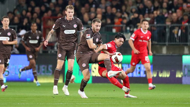 St. Pauli vs. VfL, 2. BL Hamburg, 12.09.2026, Fußball, Herren, Saison 2026 2027, 2. BL, FC St. Pauli vs. VfL Wolfsburg: Lars Ritzka (St. Pauli), Kento Shiogai (VfL Wolfsburg) (DFL DFB REGULATIONS PROHIBIT ANY USE OF PHOTOGRAPHS as IMAGE SEQUENCES and or QUASI-VIDEO) Deutschland *** St. Pauli vs. VfL, 2. Bundesliga Hamburg, September 12, 2026, Soccer, Men s, 2026–2027 Season, 2nd Bundesliga, FC St. Pauli vs. VfL Wolfsburg, Lars Ritzka (St. Pauli), Kento Shiogai (VfL Wolfsburg). DFL and DFB regulations prohibit any use of photographs as image sequences and or quasi-video. Germany