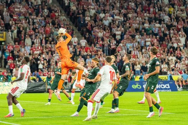 Karl Hein (SV Werder Bremen, 01) faengt die Ecke ab zum Schlusspfiff, Ragnar Ache (1.FC Koeln, 09), Mitchell Weiser (SV Werder Bremen, 08), Said El Mala (1.FC Koeln, 10), Marco Friedl (SV Werder Bremen, 32), Oliver Deman (SV Werder Bremen, 02) 1.FC Köln vs. SV Werder Bremen, Fussball, Bundesliga, 3.Spieltag, Saison 2026 27, 12.09.2026, DFL REGULATIONS PROHIBIT ANY USE OF PHOTOGRAPHS AS IMAGE SEQUENCES AND OR QUASI-VIDEO, 1.FC Köln vs. SV Werder Bremen, Fussball, Bundesliga, 3.Spieltag, Saison 2026 27, 12.09.2026 Köln *** Karl Hein (SV Werder Bremen, 01) clears the corner kick as the final whistle blows; Ragnar Ache (1. FC Köln, 09), Mitchell Weiser (SV Werder Bremen, 08), Said El Mala (1. FC Köln, 10), Marco Friedl (SV Werder Bremen, 32), Oliver Deman (SV Werder Bremen, 02) 1. FC Köln vs. SV Werder Bremen, Soccer, Bundesliga, Matchday 3, 2026–27 season, December 9, 2026, DFL regulations prohibit any use of photographs as image sequences and or quasi-video, 1. FC Köln vs. SV Werder Bremen, Soccer, Bundesliga, Matchday 3, 2026–27 Season, December 9, 2026, Cologne Copyright: xEibner-Pressefoto LukasxBaldygax EP_LBA
