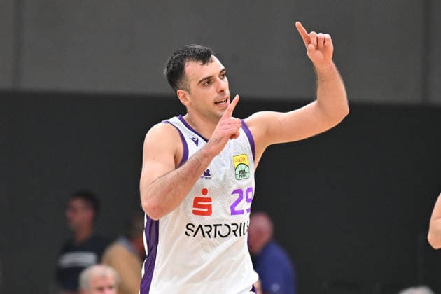 BG Göttingen - SYNTAINICS MBC 12.09.2026, Göttingen: Basketball: BBL Pokal, BG Göttingen - SYNTAINICS MBC, 1. Runde, Sparkassen-Arena. Omar Pajic (BG Göttingen) hebt die Arme. Göttingen Niedersachsen Deutschland