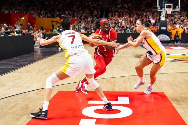 Kahleah Copper (USA, 07) im Dribbling gegen Alba Torrens (Spanien, 07) und Elena Buenavida (Spanien, 02), GER, Spanien vs. USA, Basketball, FIBA Women s World Cup 2026, Halbfinale, 12.09.2026 GER, Spanien vs. USA, Basketball, FIBA Women s World Cup 2026, Halbfinale, 12.09.2026 Berlin Copyright: xEibner-Pressefoto MaxxVincenx EP_MVN