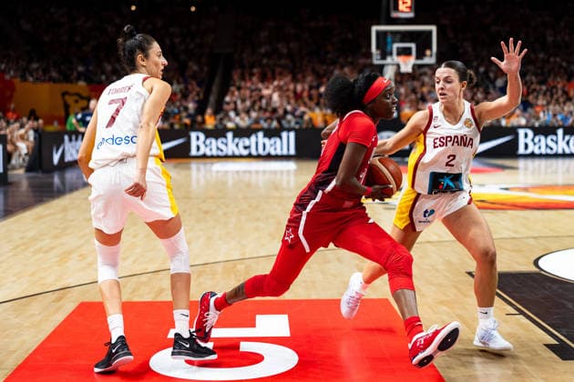 Kahleah Copper (USA, 07) im Dribbling gegen Alba Torrens (Spanien, 07) und Elena Buenavida (Spanien, 02), GER, Spanien vs. USA, Basketball, FIBA Women s World Cup 2026, Halbfinale, 12.09.2026 GER, Spanien vs. USA, Basketball, FIBA Women s World Cup 2026, Halbfinale, 12.09.2026 Berlin Copyright: xEibner-Pressefoto MaxxVincenx EP_MVN